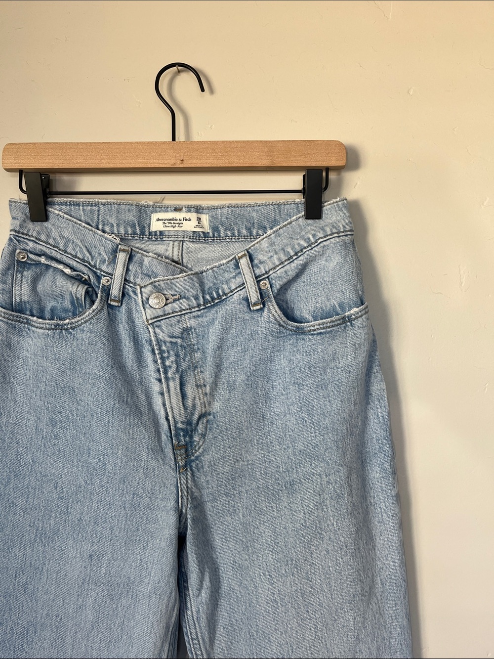 Abercrombie & Fitch | Light Wash 90’s Straight Ultra High-Rise Jeans